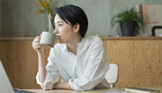 カフェイン効果の持続時間は？抜けるまでの時間&おすすめ摂取タイミングも紹介